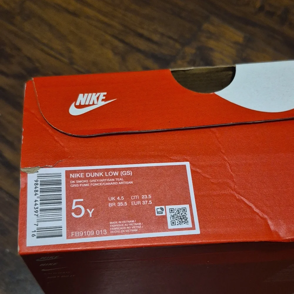 Nike Dunk Low Black and Teal Sneakers Grade School Boy size 5 - Picture 7 of 7